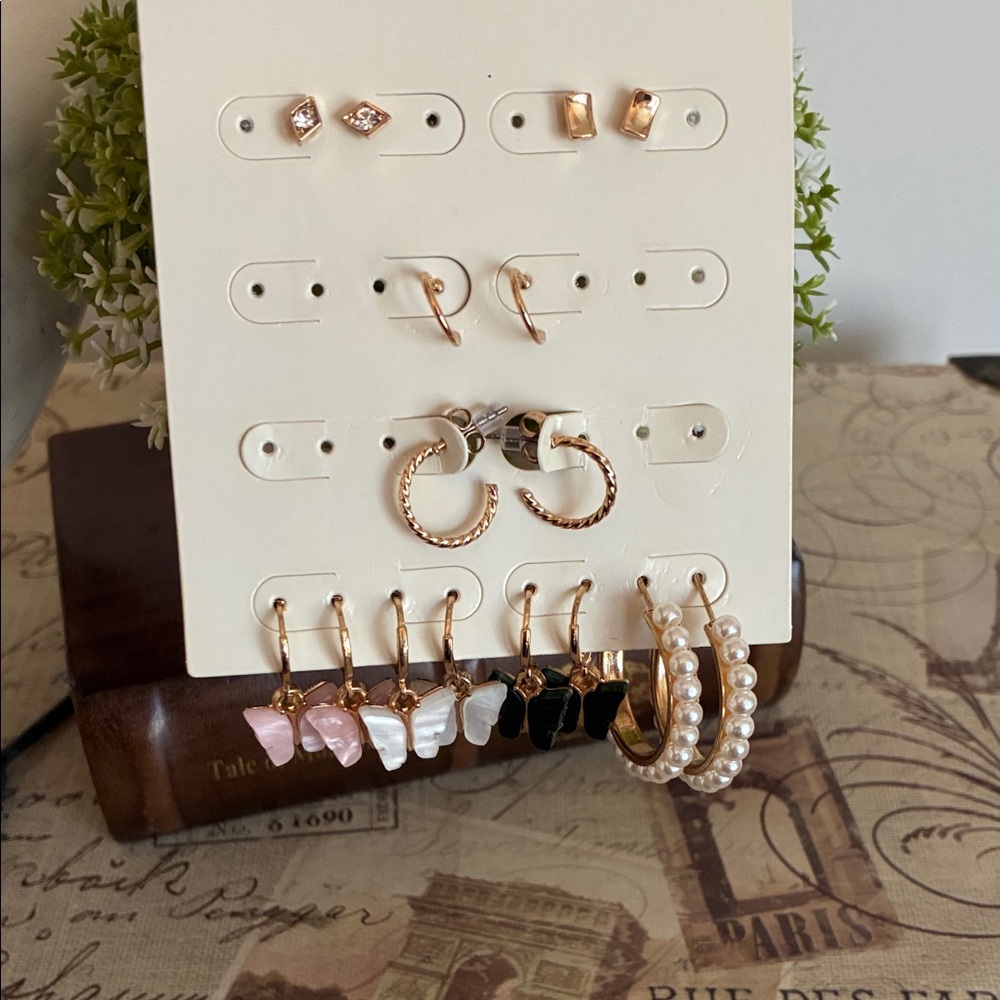 Elegant Gold and Pearl Earring Set 💖